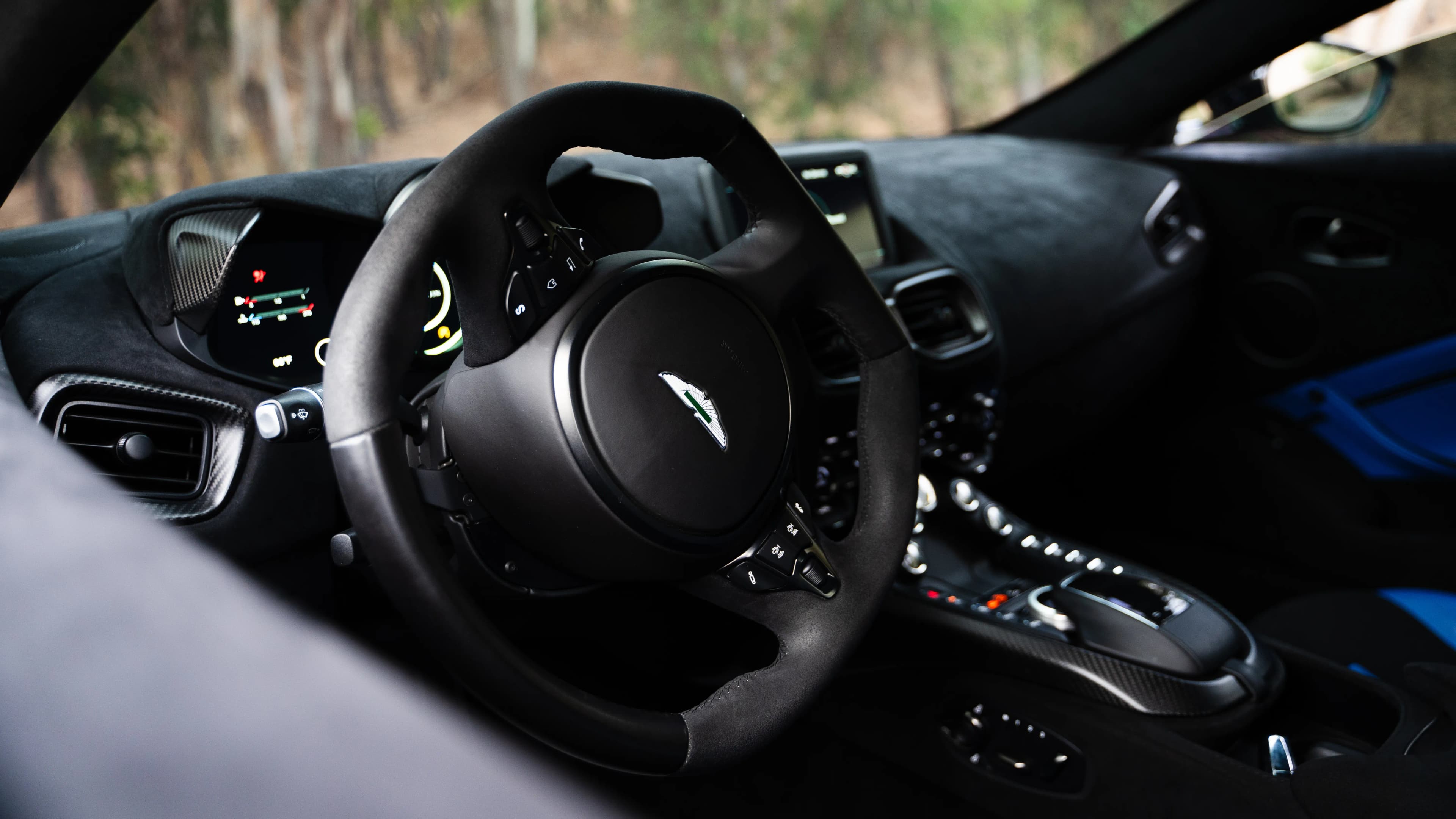 Aston Martin Vantage — photo 2