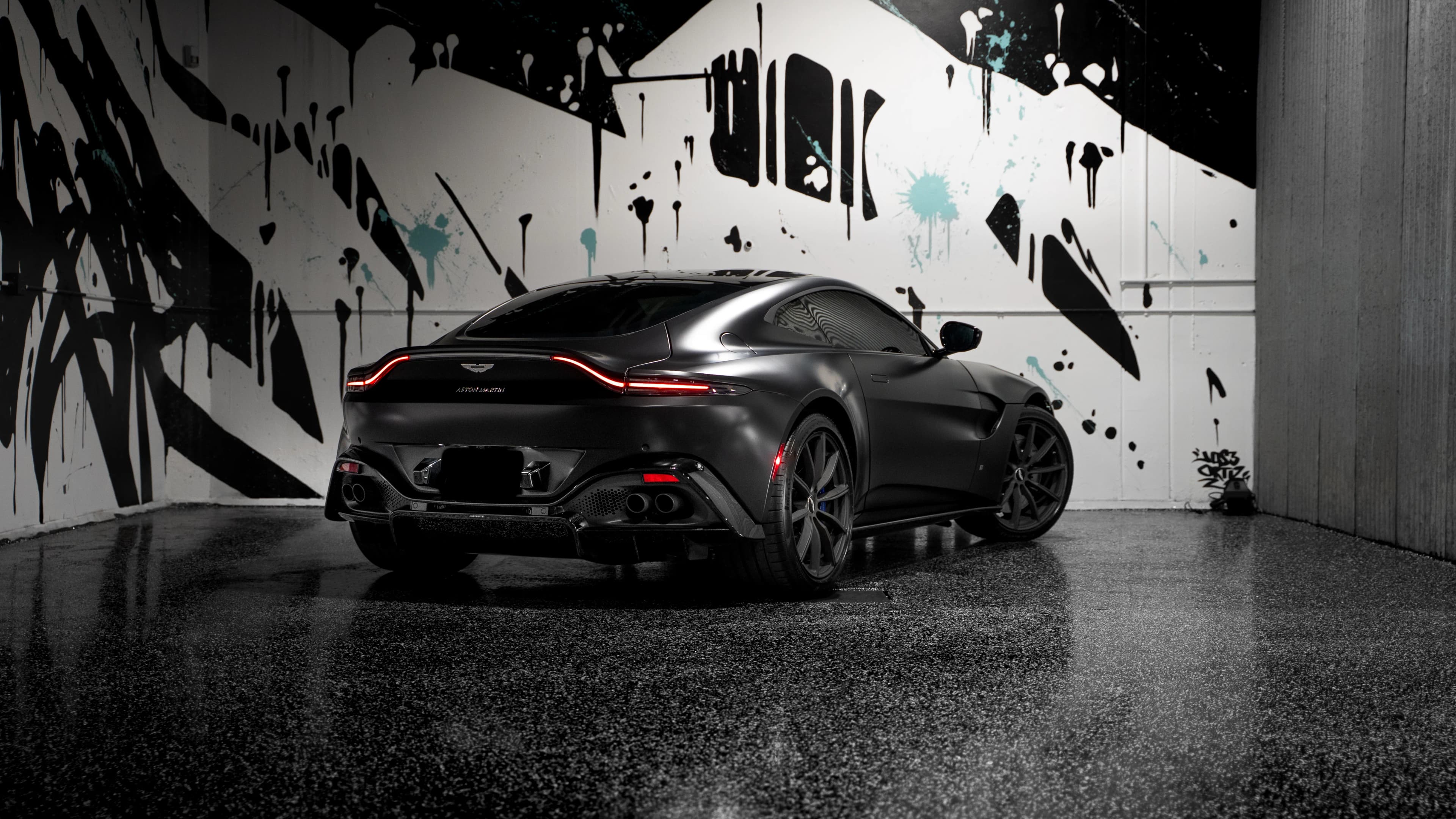 Aston Martin Vantage — photo 15