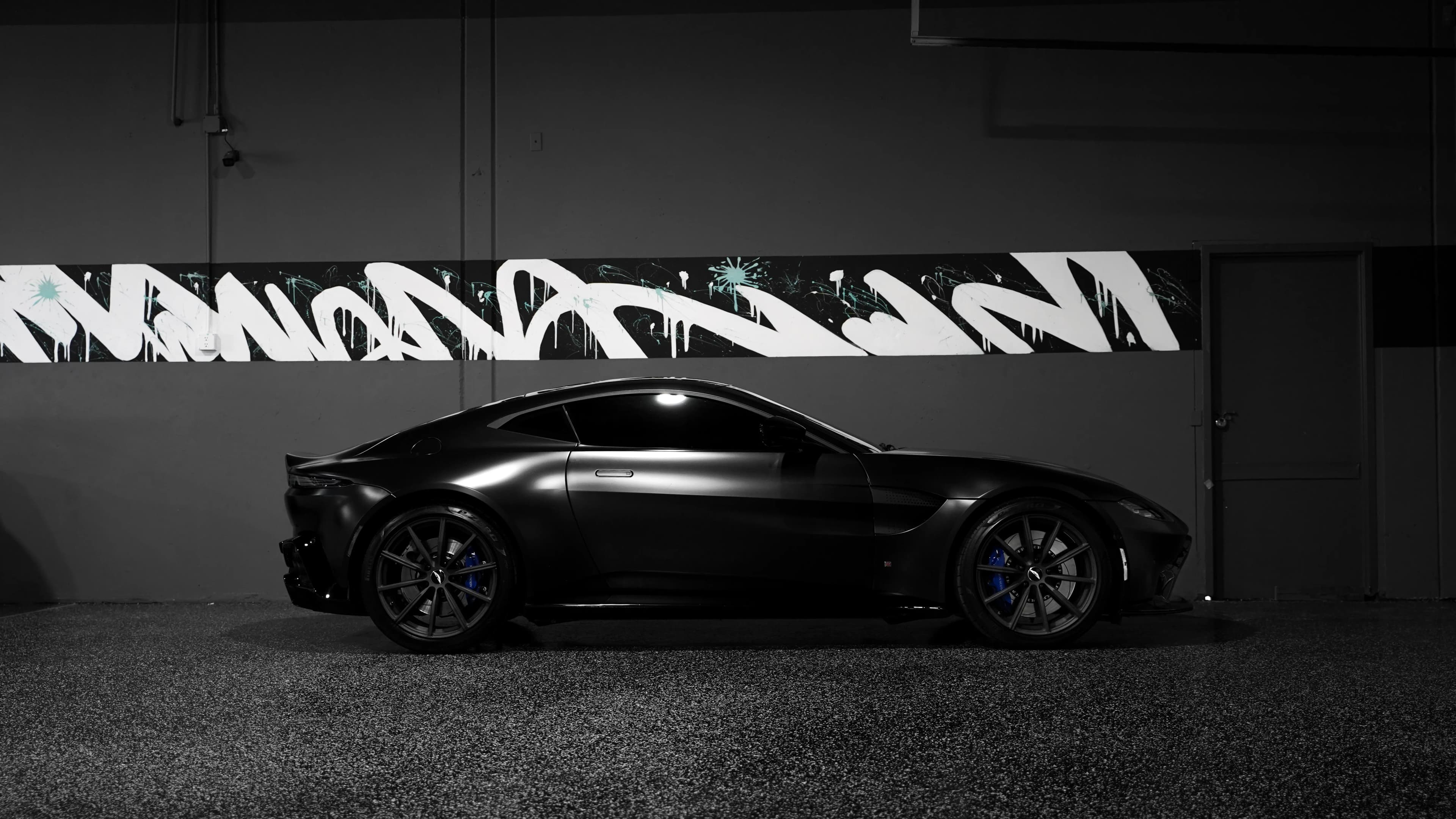 Aston Martin Vantage — photo 17