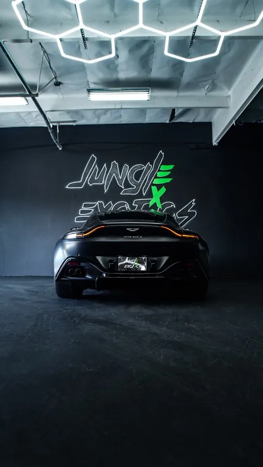 Aston Martin Vantage — photo 20