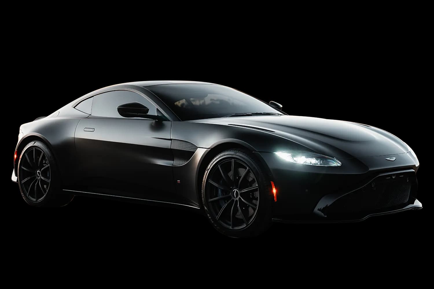 Aston Martin Vantage — photo 21