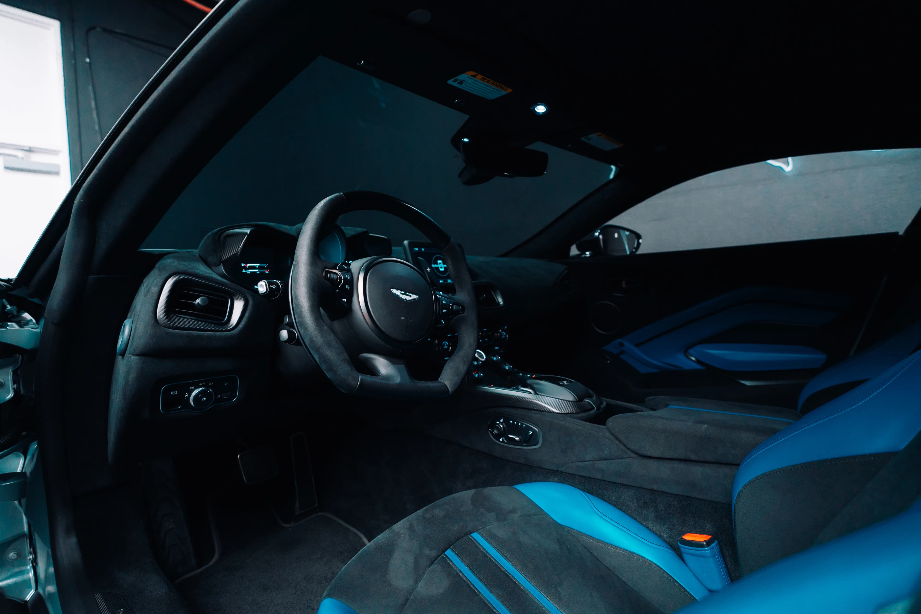 Aston Martin Vantage — photo 41