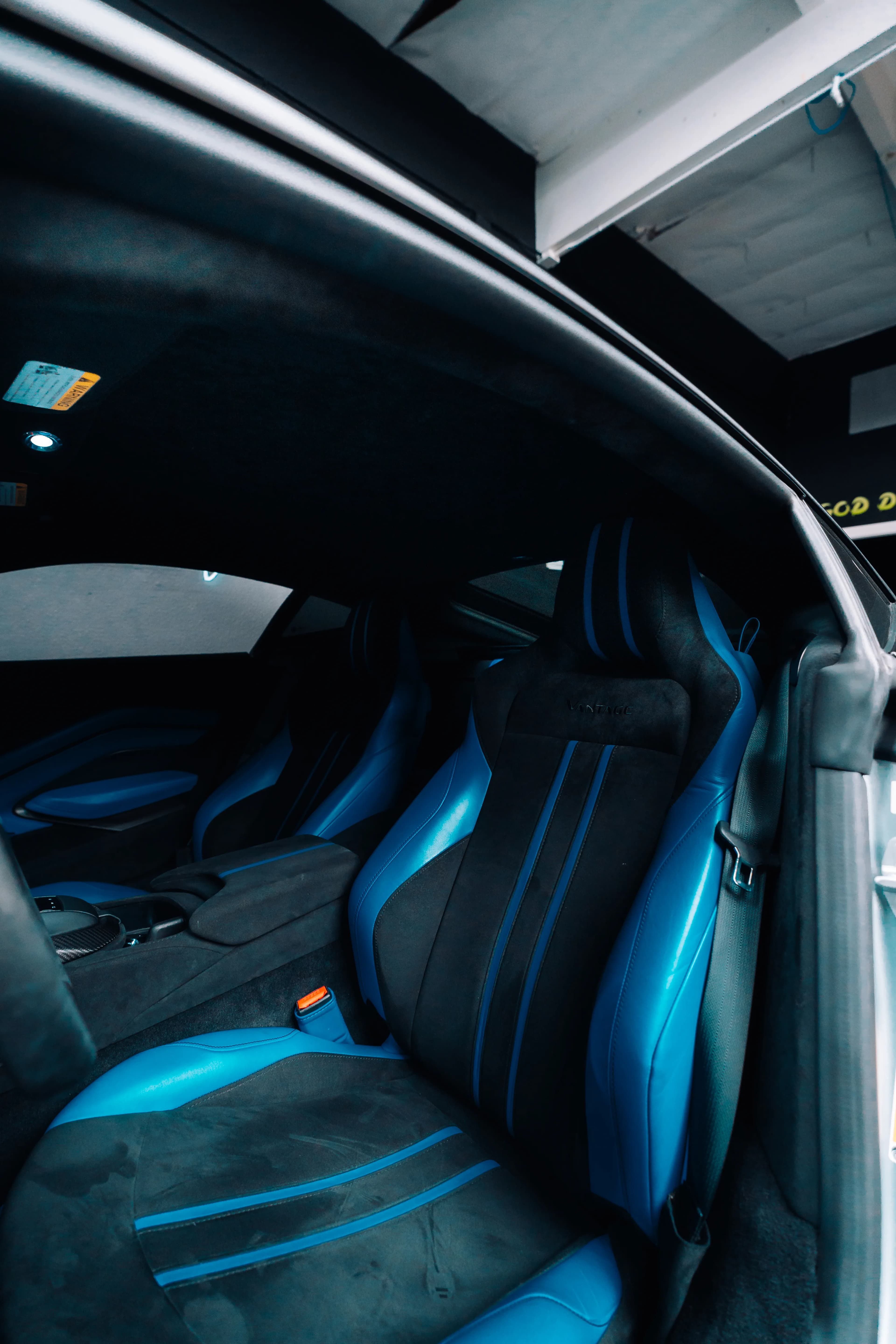 Aston Martin Vantage — photo 42