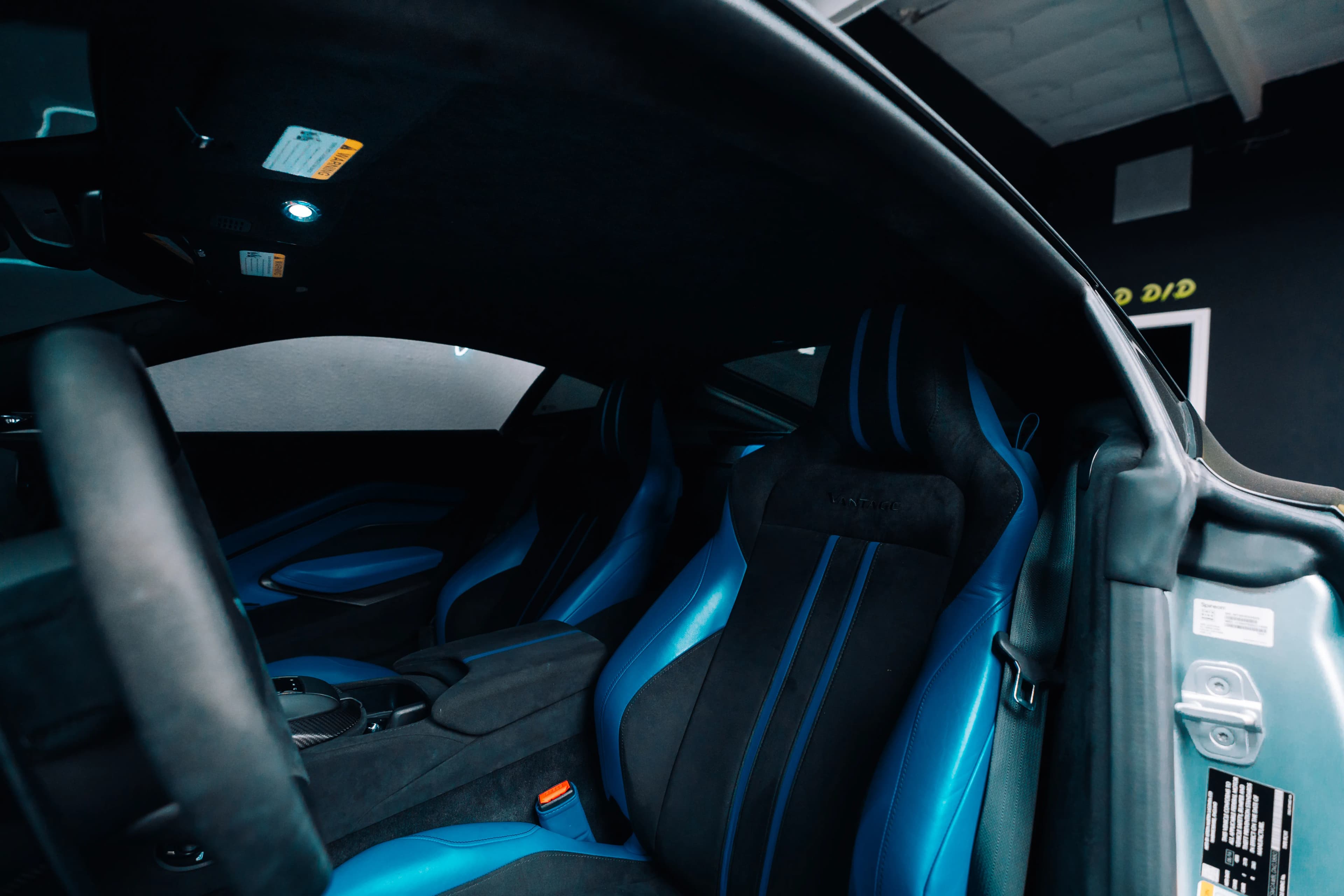 Aston Martin Vantage — photo 43