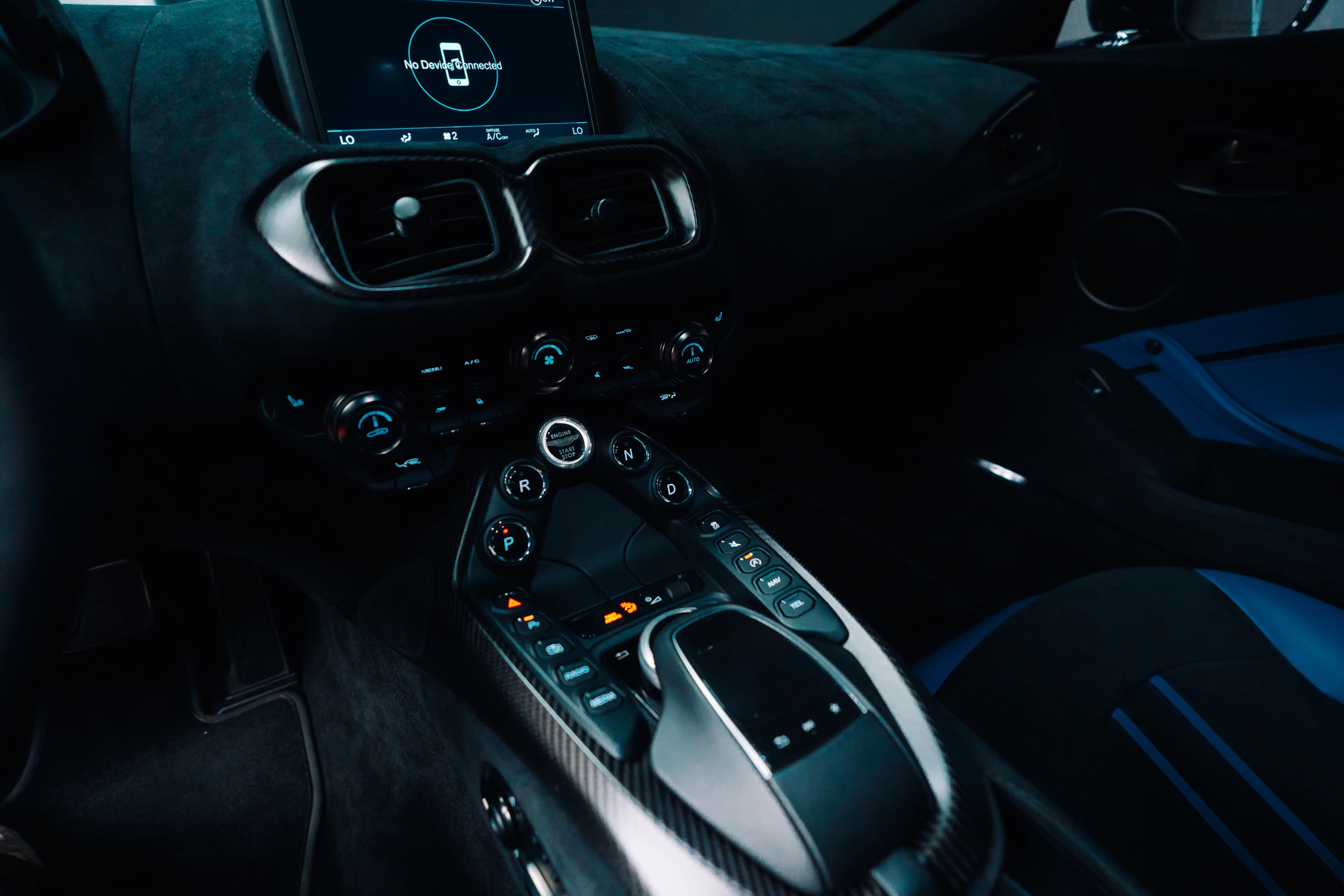 Aston Martin Vantage — photo 45