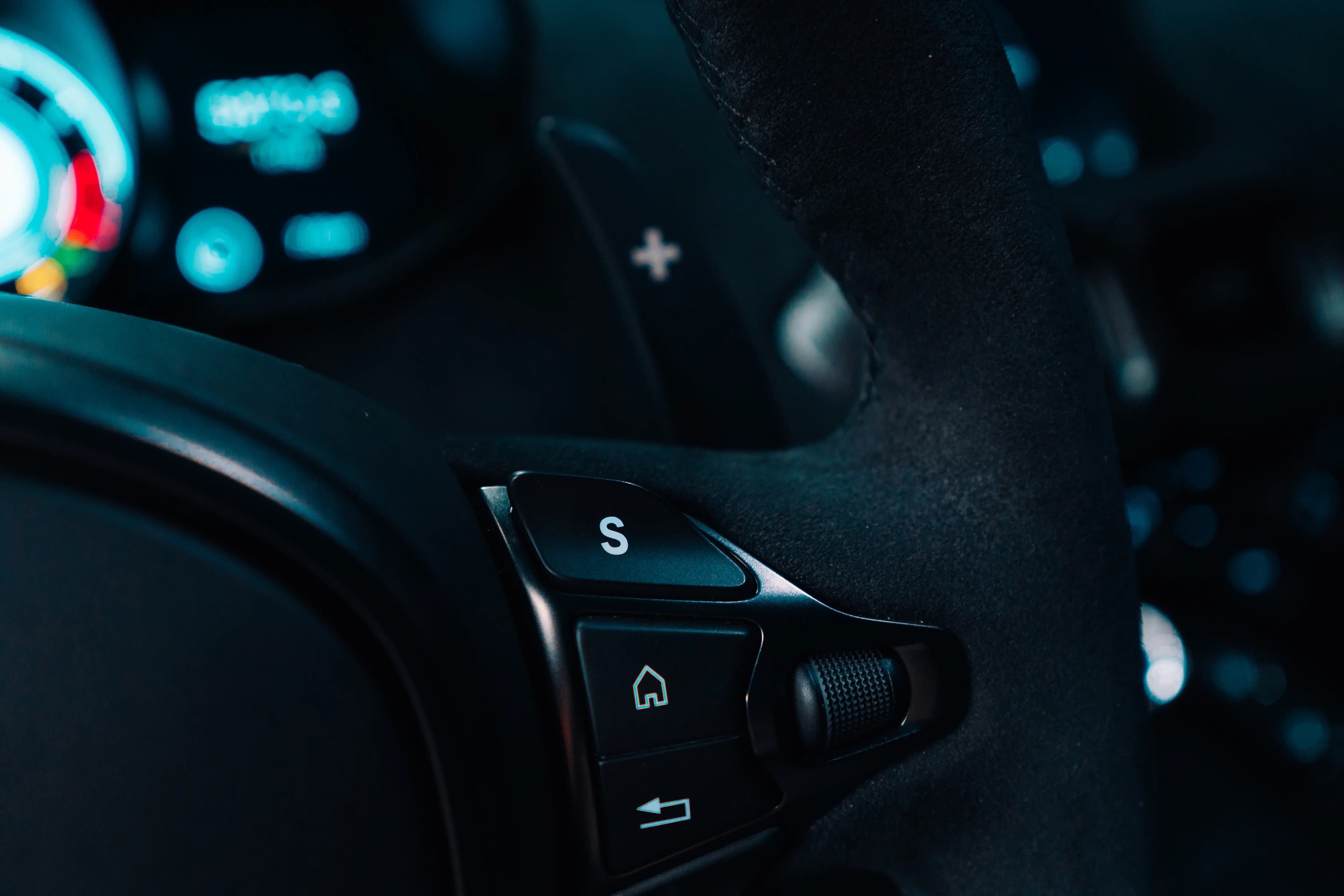 Aston Martin Vantage — photo 49